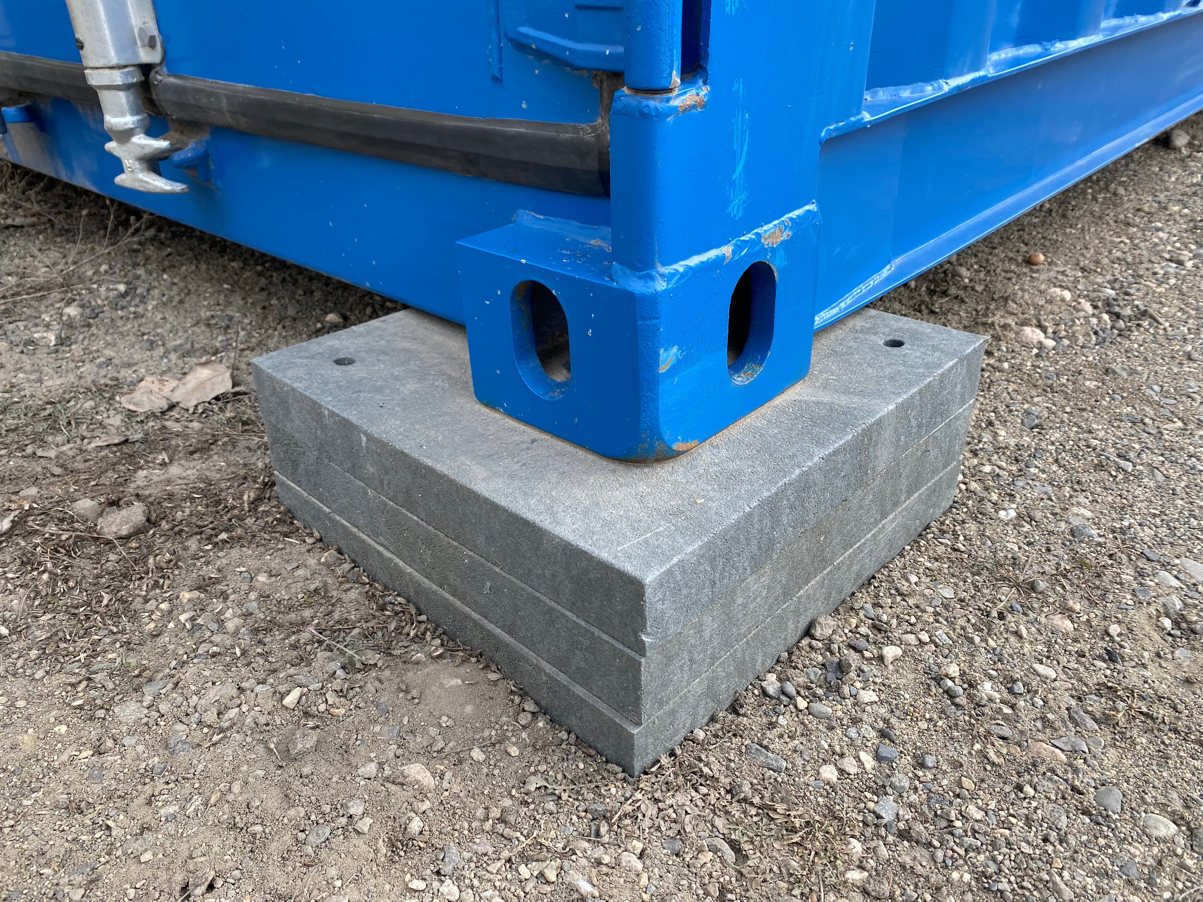 Levelling pad together w container (5).jpg