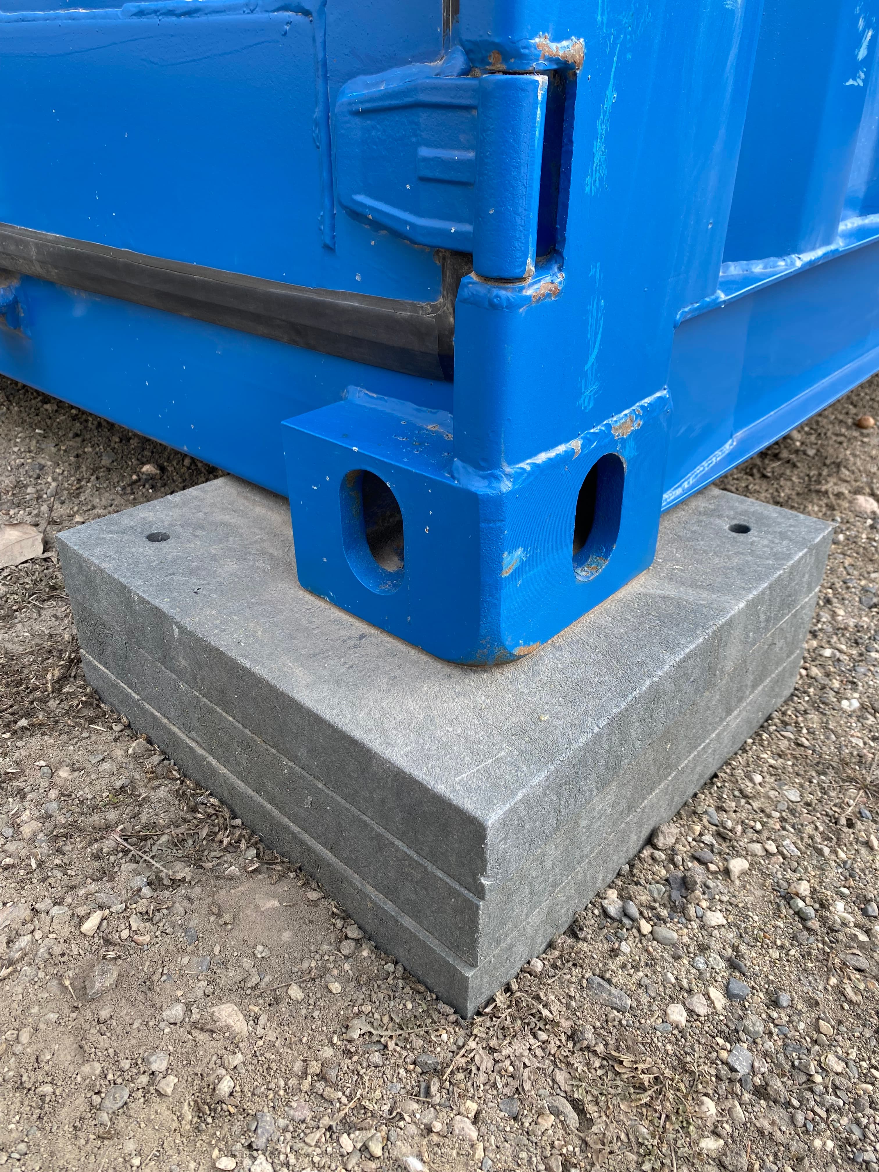 Levelling pad together w container (1).jpg